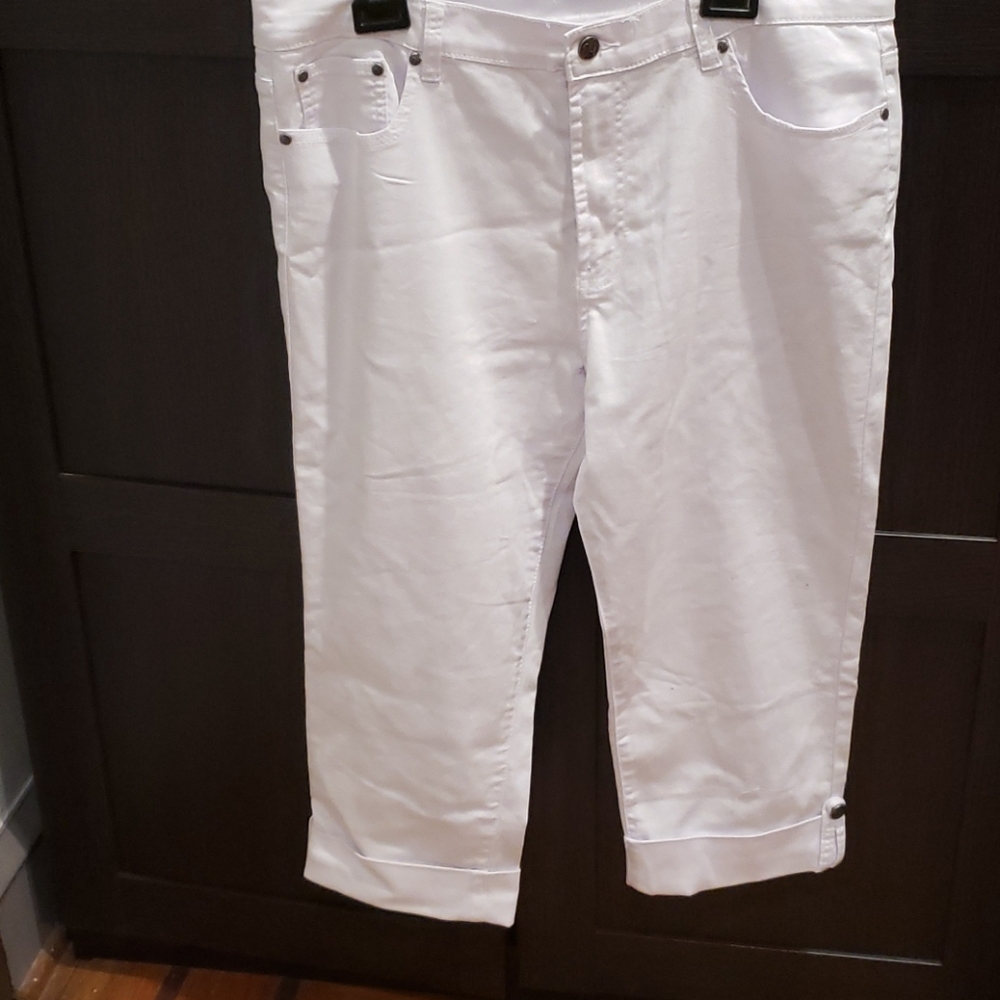 White cropped jeans